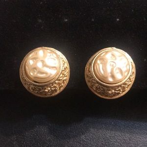 Vintage Round Dome shaped gold and white Pearl look center